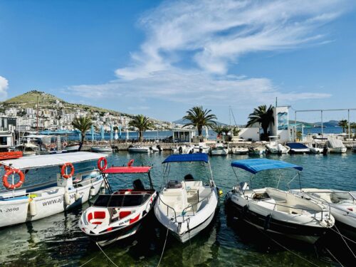 Tanie wczasy w Sarandzie – jak cieszyć się miastem, nie nadwyrężając portfela?