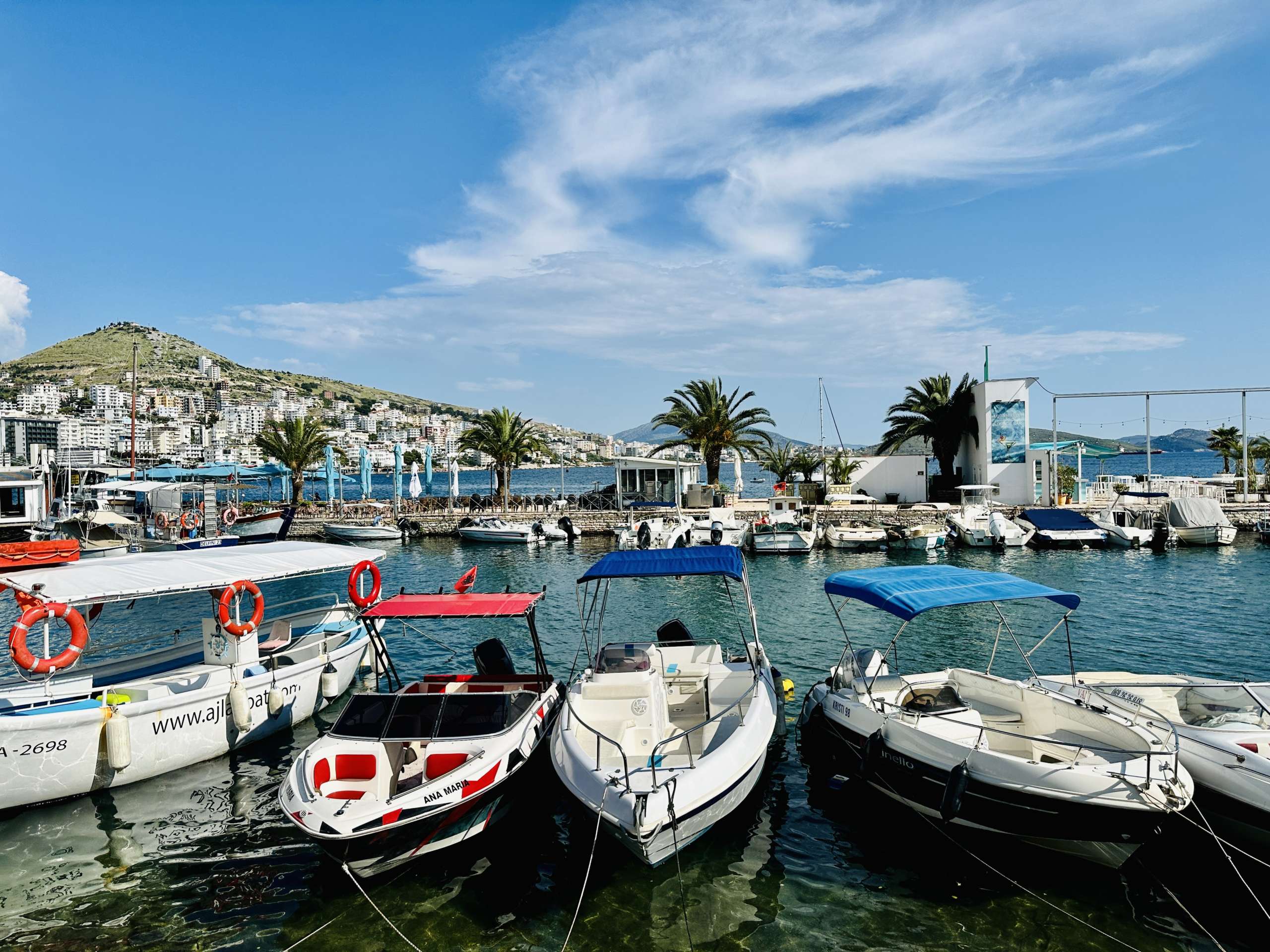 Tanie wczasy w Sarandzie – jak cieszyć się miastem, nie nadwyrężając portfela?